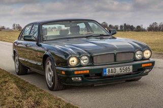 Jaguar XJR je naprosto dokonalý vůz, který nutně potřebuje každý nadšenec do aut. Úplná past to není, nepřijde ani draho, ale ta spotřeba... - Garáž.cz